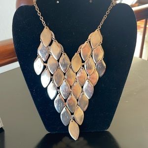 Beautiful necklace, gold. Perfect t to give you some glamour!